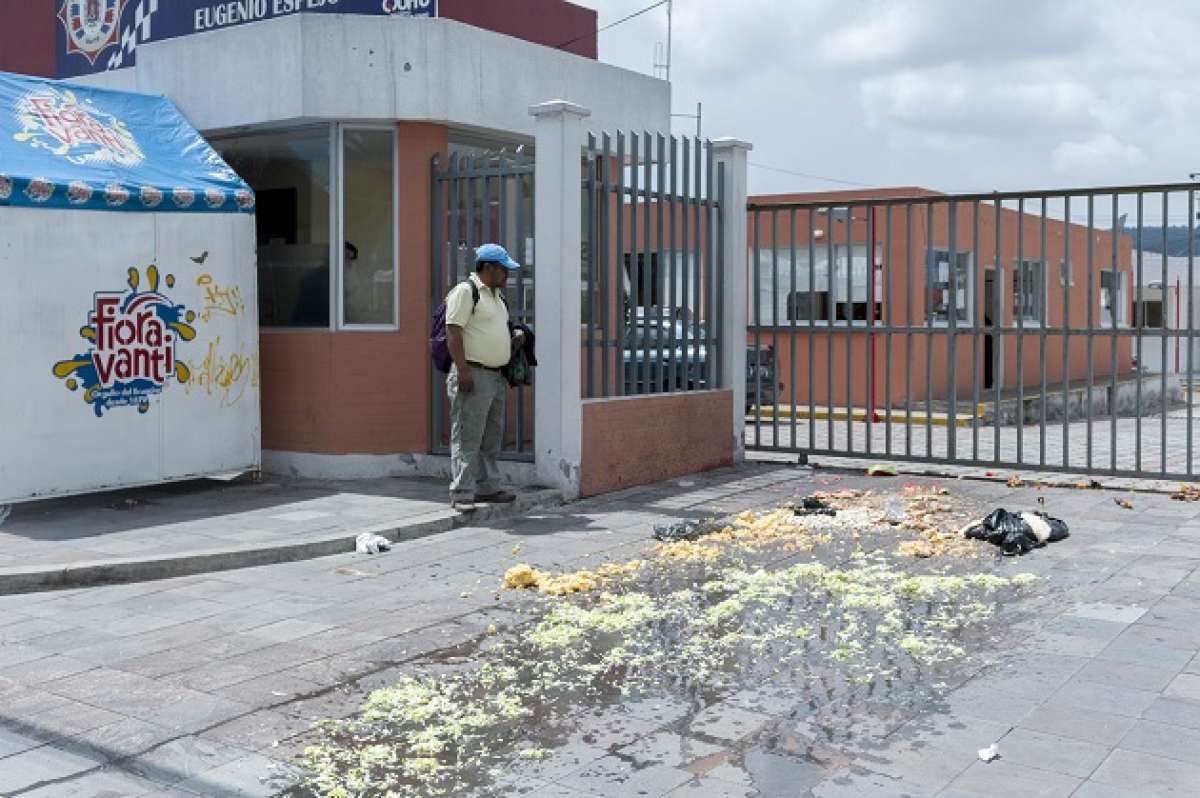 Los comerciantes botaron la comida en la administraci&oacute;n municipal Eugenio Espejo. Foto: Miguel Jim&eacute;nez/ EL TEL&Eacute;GRAFO