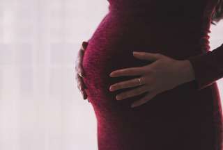 Una mujer fingió cinco embarazos y 12 abortos para no trabajar