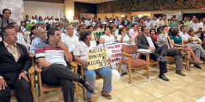 Representantes de los fondos de cesant&iacute;a acudieron a la sesi&oacute;n de la comisi&oacute;n legislativa, en Guayaquil. Foto: Carina Acosta / El Tel&eacute;grafo.