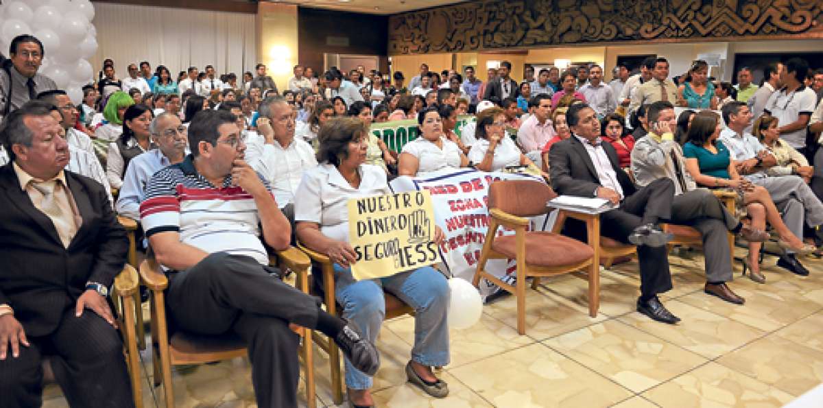 Representantes de los fondos de cesant&iacute;a acudieron a la sesi&oacute;n de la comisi&oacute;n legislativa, en Guayaquil. Foto: Carina Acosta / El Tel&eacute;grafo.