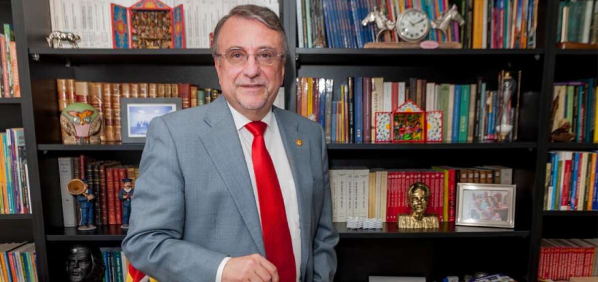 Enrique Ayala Mora. Fundador y profesor de la Universidad Andina Sim&oacute;n Bol&iacute;var.