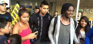 Noboa (atras) junto a Paredes en el Aeropuerto de Quito.