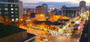 &Iacute;cono de la urbe porte&ntilde;a. La av. 9 de octubre, donde se erige la columna de los pr&oacute;ceres, siempre ha sido el espacio ideal para actividades familiares y pol&iacute;ticas.