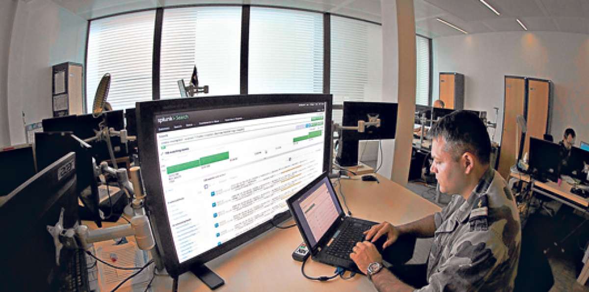 La mayor parte de estas vigilancias se realiza en peque&ntilde;as oficinas de ministerios de Defensa. Imagen tomada de www.gacetamercantil.com