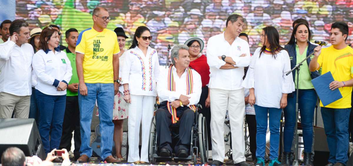 Durante el masivo encuentro, Correa dijo que entregar&aacute; un pa&iacute;s con econom&iacute;a estable y en crecimiento. Moreno resalt&oacute; que el actual gobierno super&oacute; la crisis sin paquetazos.