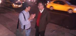 Enrique Ayala Mora (der),  fue elegido coordinador del Acuerdo Nacional por el cambio. En la gr&aacute;fica, conversa con un simpatizante luego de la reuni&oacute;n.  
