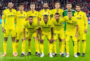 Pervis Estupiñán (12) posa con el plantel del Villarreal, que eliminó al Bayern Múnich