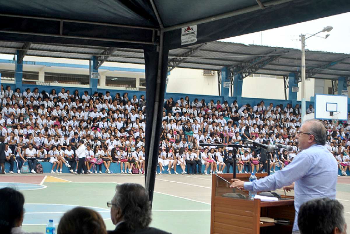 El coliseo del colegio Ismael P&eacute;rez Pazmino, uno de los m&aacute;s grandes de Machala, fue el lugar donde se present&oacute; el libro de Orlando P&eacute;rez y Nelson Silva. Foto: Fabricio Cruz / El Tel&eacute;grafo