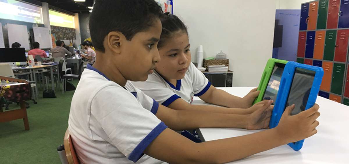Los estudiantes de 20 colegios del pa&iacute;s y dos de Chile ya prueban la aplicaci&oacute;n educativa creada por el ecuatoriano Carlos Huerta.