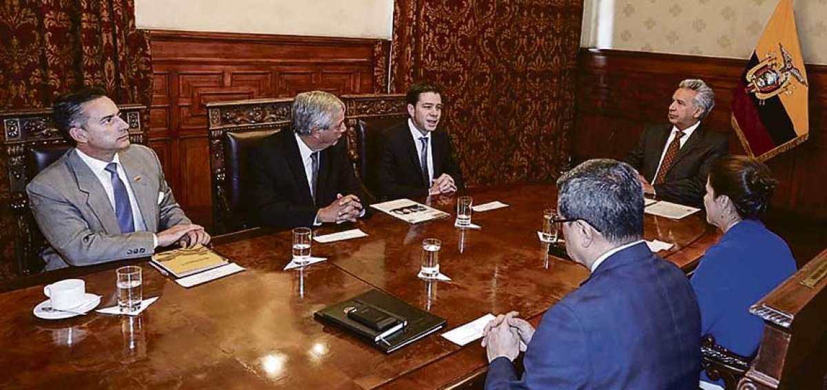 El Primer Mandatario recibi&oacute; a directivos de la empresa Continental Tire en el Palacio de Carondelet.