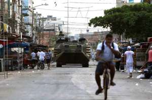 Carros blindados y m&aacute;s de 1.000 polic&iacute;as ingresaron a las favelas m&aacute;s peligrosas de R&iacute;o. Foto: EFE