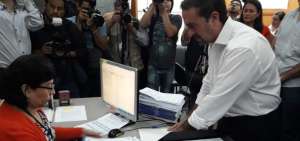 C&eacute;sar Monge, director nacional de CREO, entreg&oacute; los requisitos para la postulaci&oacute;n de Enrique Pita para el CNE definitivo. 