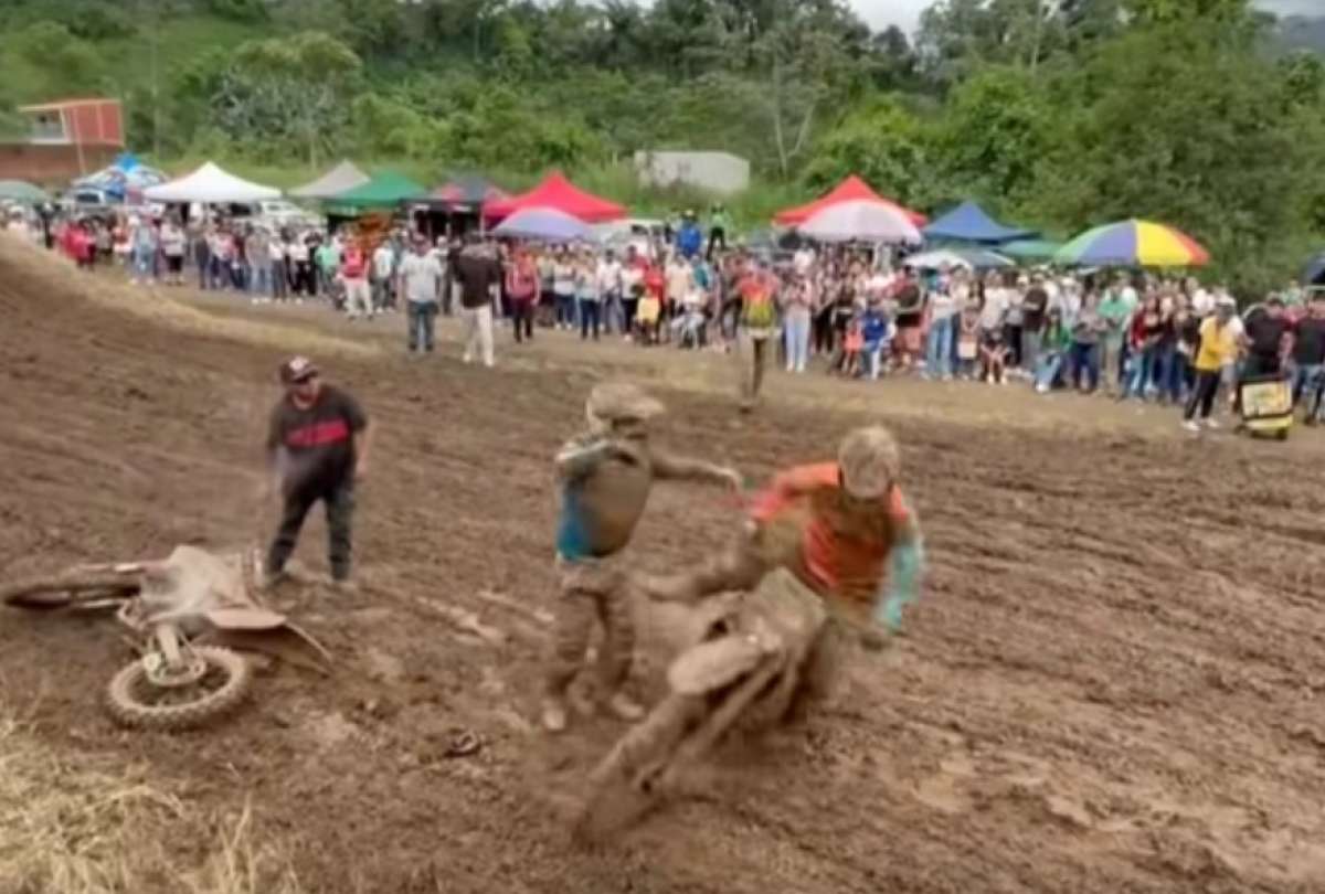 Una carrera de motos termin&oacute; en puletes en Cumand&aacute;, Chimborazo.