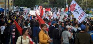 Los representantes de las centrales sindicales afines al ex MPD y la Conaie marcharon ayer por las calles del Centro Hist&oacute;rico de Quito.
