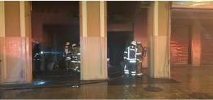 Los bomberos controlaron el incendio en un local de la planta baja del edificio.