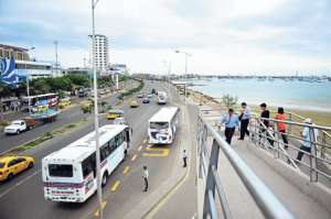 El tr&aacute;fico vehicular que circula por la avenida Jaime Ch&aacute;vez, en el malec&oacute;n, ser&aacute; subterr&aacute;neo en el futuro. La obra estar&iacute;a construida en un lapso de 35 a&ntilde;os. Fotos: Rodolfo P&aacute;rraga / El Tel&eacute;grafo