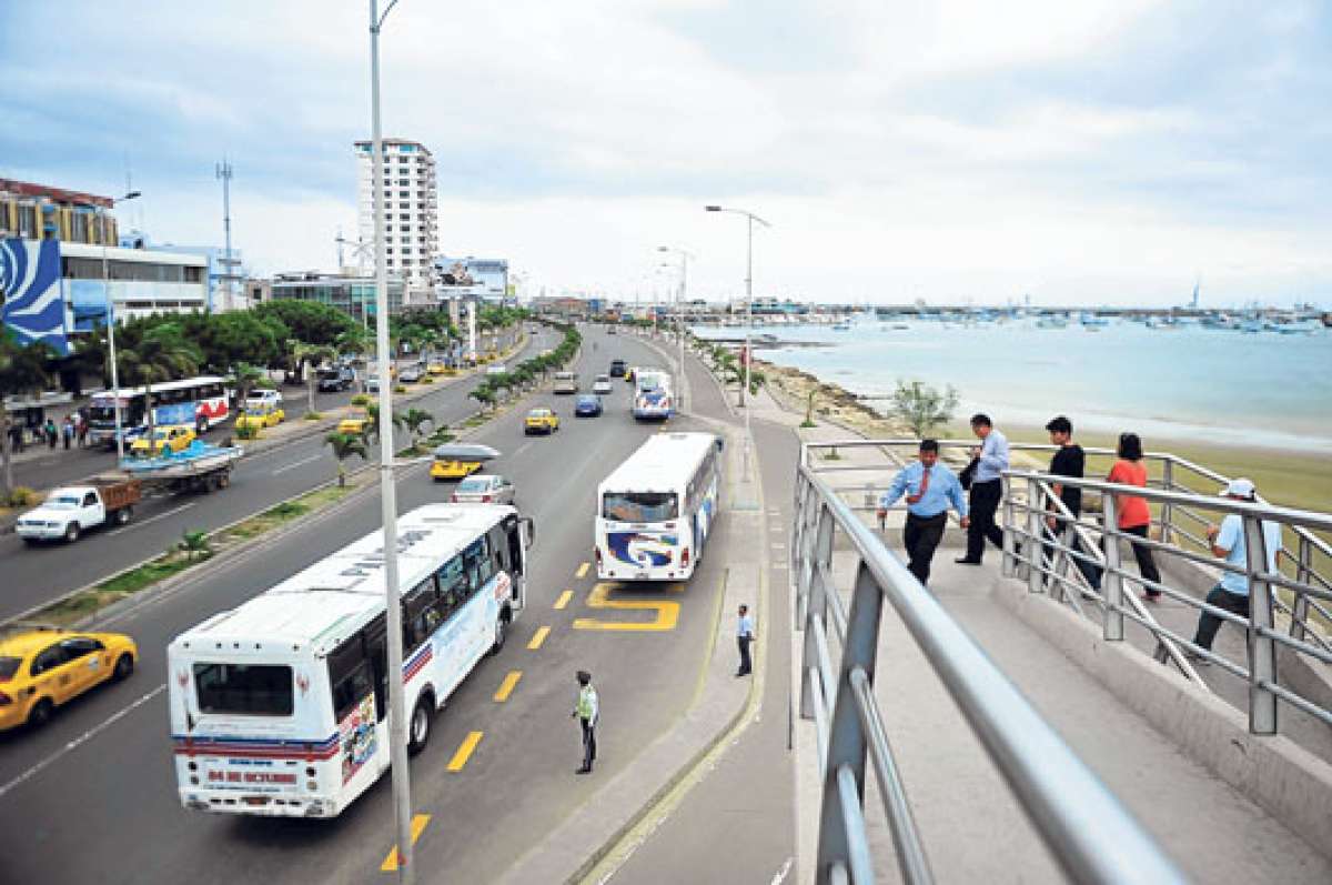 El tr&aacute;fico vehicular que circula por la avenida Jaime Ch&aacute;vez, en el malec&oacute;n, ser&aacute; subterr&aacute;neo en el futuro. La obra estar&iacute;a construida en un lapso de 35 a&ntilde;os. Fotos: Rodolfo P&aacute;rraga / El Tel&eacute;grafo