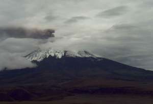 Columna de ceniza del Volcán Cotopaxi podría caer sobre zonas aledañas