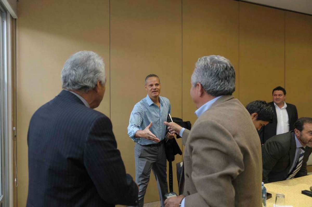 Esteban Paz (centro) saluda a los representantes de los otros clubes en la reuni&oacute;n. Foto: Archivo / El Tel&eacute;grafo.