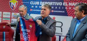 El entrenador argentino Marcelo Zuleta, quien dirigi&oacute; en 10 pa&iacute;ses antes de llegar a Ecuador, firm&oacute; un contrato por una temporada con El Nacional.