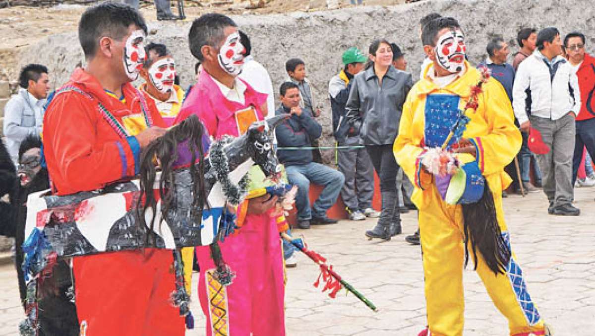 Los yumbos y sus vistosos trajes son parte de una cultura andina que se fusion&oacute; con la ritualidad cat&oacute;lica impuesta por la colonizaci&oacute;n. Foto: Silvia Osorio.