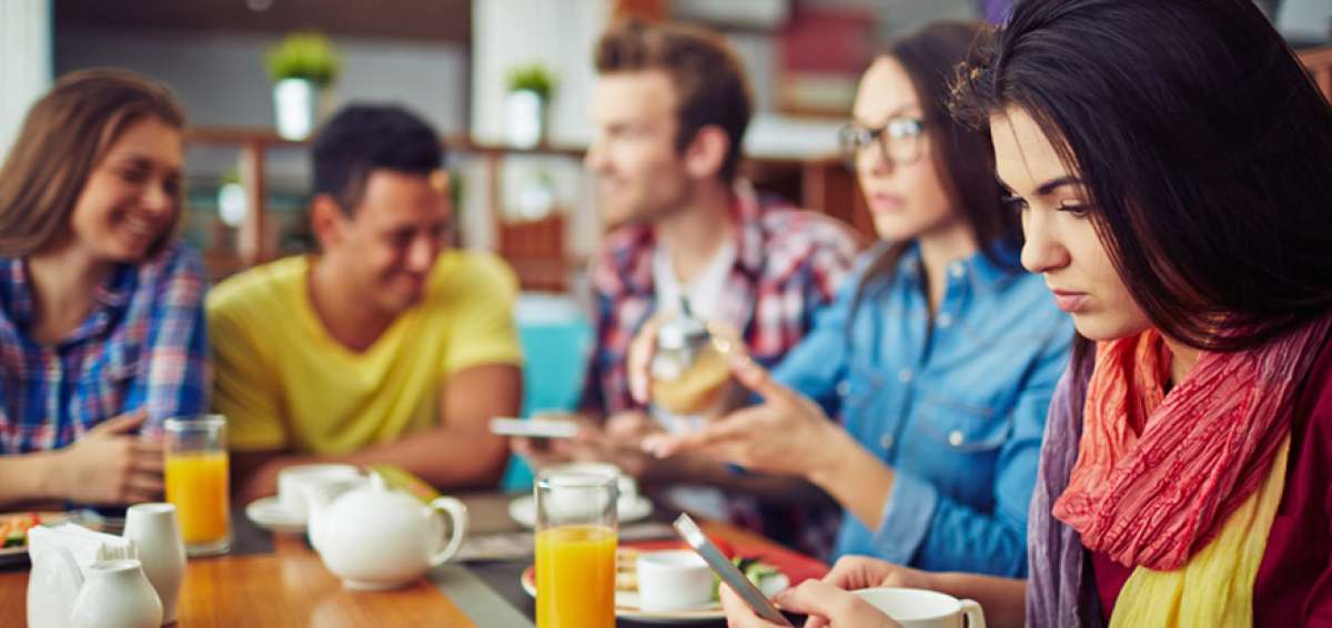 El phubbing puede encontrar su origen en la falta de educaci&oacute;n de ciertas personas que dan prioridad a la tecnolog&iacute;a.  