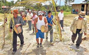 En estos d&iacute;as, ni&ntilde;os, j&oacute;venes y adultos mayores comparten con los turistas, los bailes, m&uacute;sica y gastronom&iacute;a tradicional como los maitos y la chicha. Foto: Cortes&iacute;a