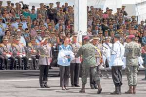 La ministra de Defensa, Mar&iacute;a Fernanda Espinosa, us&oacute; ayer una blusa con bordados de artesanos de Zuleta. La ministra recibi&oacute; la bandera nacional de manos del grupo de parapentes. Foto: Marco Salgado.
