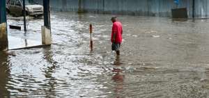 En Manta, dos horas de lluvia causaron el taponamiento de alcantarillas, inundaciones y hasta suspensi&oacute;n de actividades oficiales.