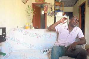 El padre de Karen relat&oacute; c&oacute;mo ocurrieron los hechos. &Eacute;l tiene el 80% de discapacidad visual. Foto: Carina Acosta / El Tel&eacute;grafo
