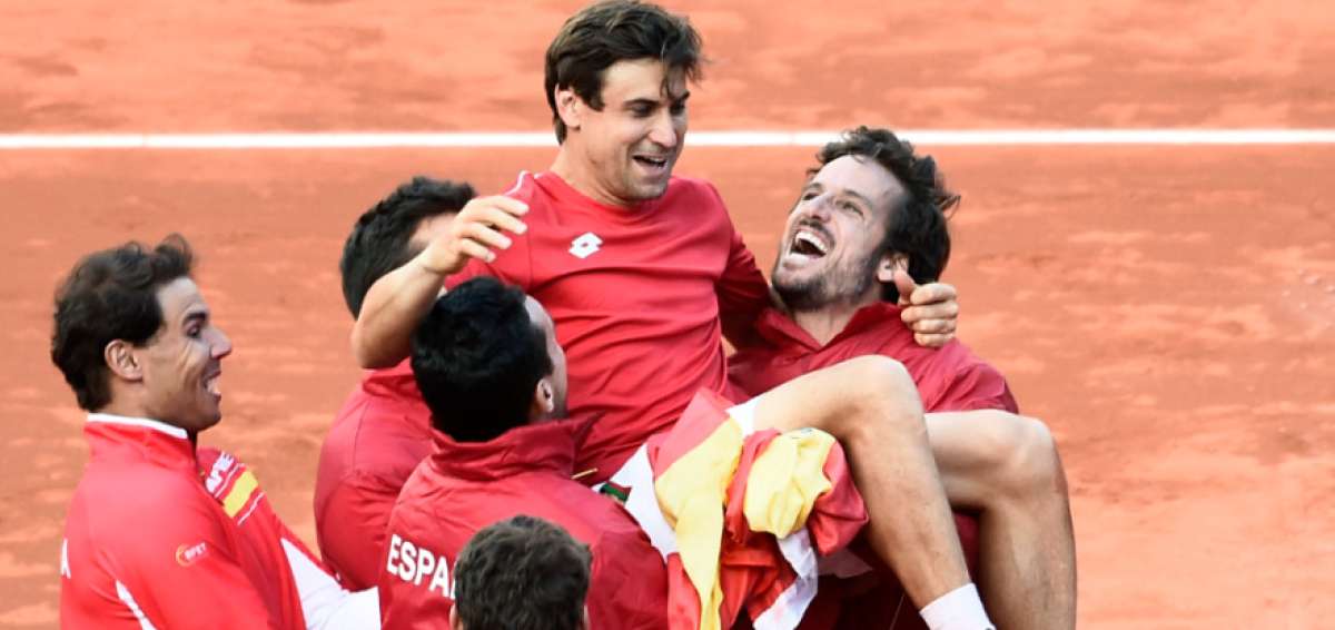 David Ferrer (en brazos) celebra con sus compa&ntilde;eros la victoria en la Copa Davis.