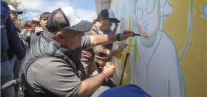 Los ni&ntilde;os de la comunidad al sur de Quito pintaron junto a las autoridades un mural para reflejar la inclusi&oacute;n en el sector.