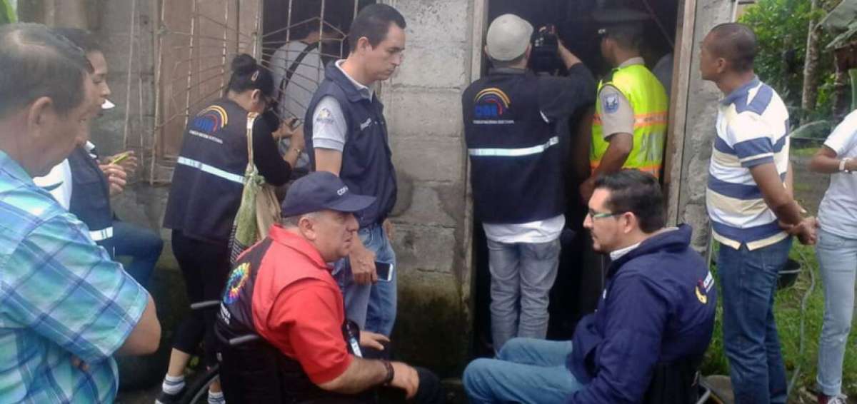 Xavier Torres (izq.), presidente del Conadis, particip&oacute; en el Voto en casa realizado en Las Golondrinas.