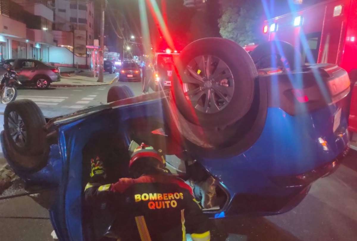 El Cuerpo de Bomberos de Quito rescató a cuatro personas atrapadas en dos vehículos.