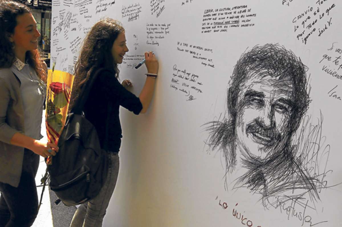 Catalanes despiden a Garc&iacute;a M&aacute;rquez en el d&iacute;a de San Jorge, festividad en la que las mujeres dan libros a los hombres a cambio de rosas. Foto: AFP Photho / Quique Garc&iacute;a