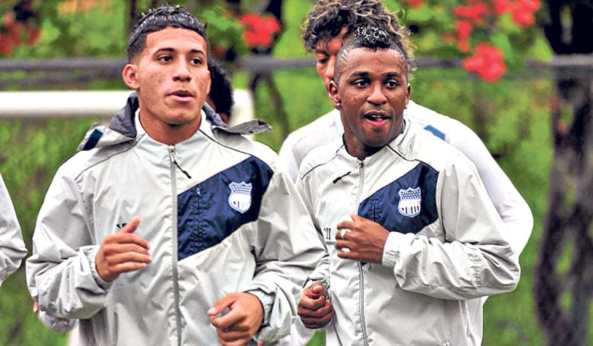 Robert Burbano (izq.) y Miler Bola&ntilde;os ser&aacute;n titulares hoy en el duelo ante Independiente de Santa Fe. Foto: Archivo / El Tel&eacute;grafo.