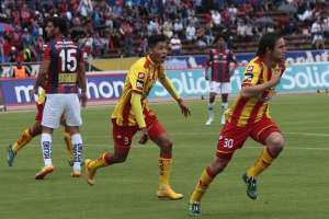Mauro Bustamante (d) festeja el tanto con el que Aucas, por fin le gan&oacute; al D. Quito este a&ntilde;o.