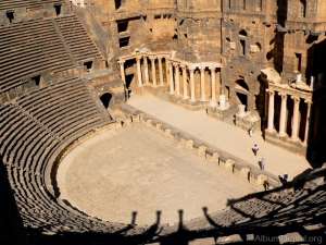 El teatro romano de Bosra, donde al-Farra particip&oacute; en importantes citas literarias,  fue saqueado y destruido por bandas extremistas armadas que operan en Siria. Foto internet