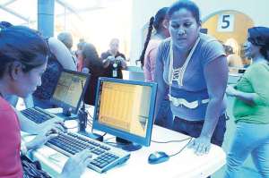 En uno de los filtros, las operadoras del Ministerio de Justicia confirman la identidad de los visitantes. Foto: Carina Acosta / El Tel&eacute;grafo