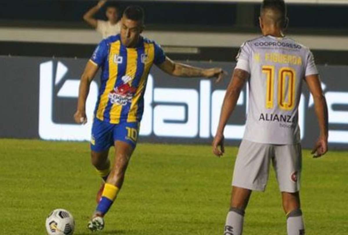 Andrés Chicaiza remata ante la marca de Víctor Figueroa, en el estadio Jocay