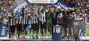 El Newcastle celebra el ascenso con el t&iacute;tulo