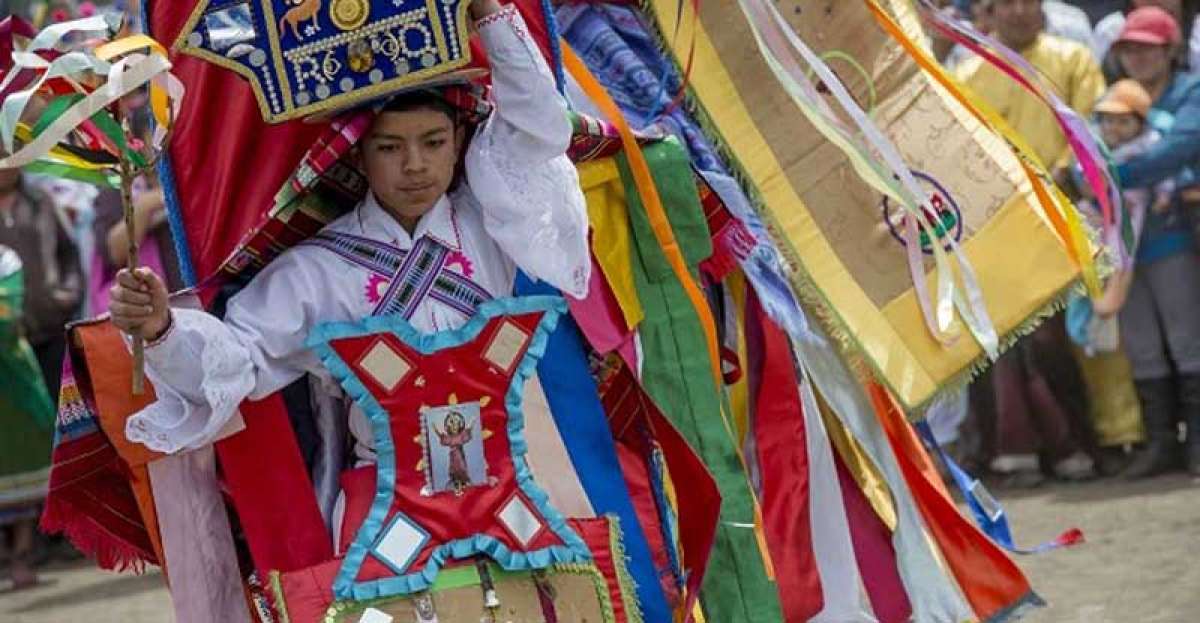 El Inti Raymi (fiesta del sol) es una de las tradiciones que inspir&oacute; los modelos que se exhibir&aacute;n hoy en la pasarela.