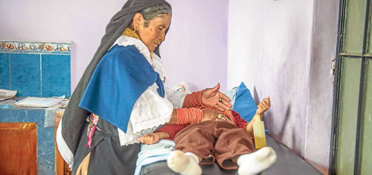 Parteras, curanderos, fregadores y sanadores son algunas de las personas que practican la medicina ancestral. Todos utilizan elementos de la naturaleza. Foto: Fernando Sandoval