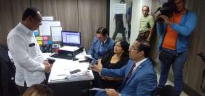 La madre del fallecido compareci&oacute; ante el fiscal de Patrimonio Ciudadano, W&aacute;lter Su&aacute;rez (izquierda), en compa&ntilde;&iacute;a de sus abogados defensores.