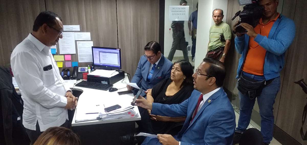 La madre del fallecido compareci&oacute; ante el fiscal de Patrimonio Ciudadano, W&aacute;lter Su&aacute;rez (izquierda), en compa&ntilde;&iacute;a de sus abogados defensores.