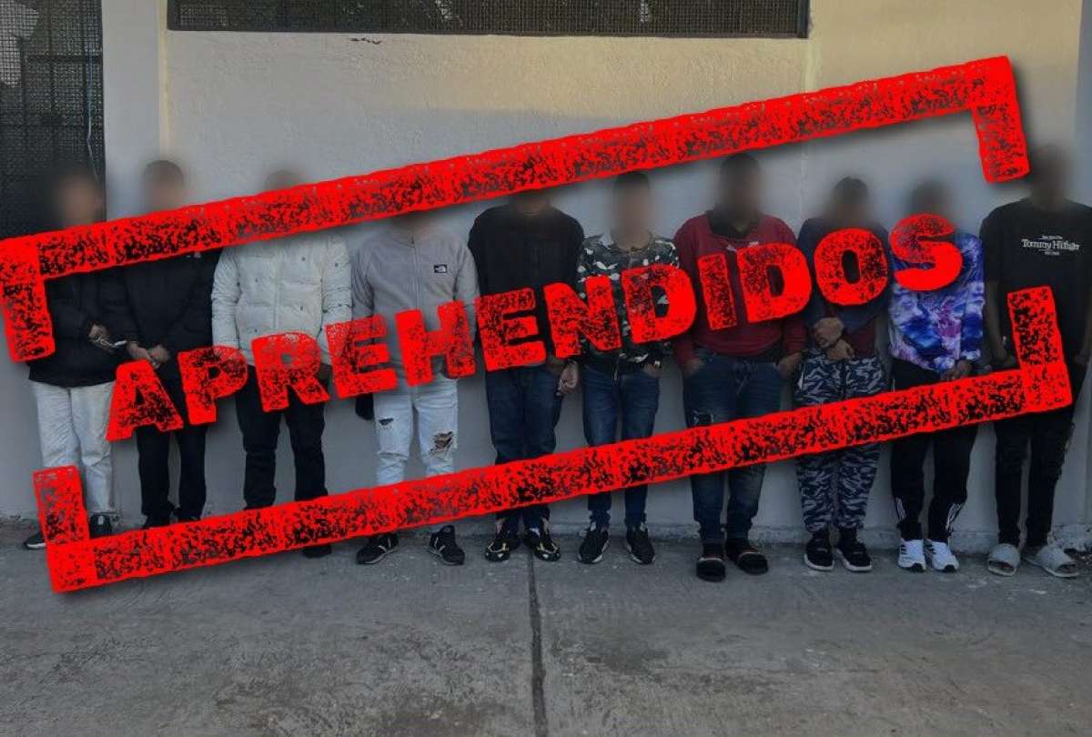 Armas, celulares y prendas similares a uniformes policiales fueron decomisados en el operativo.