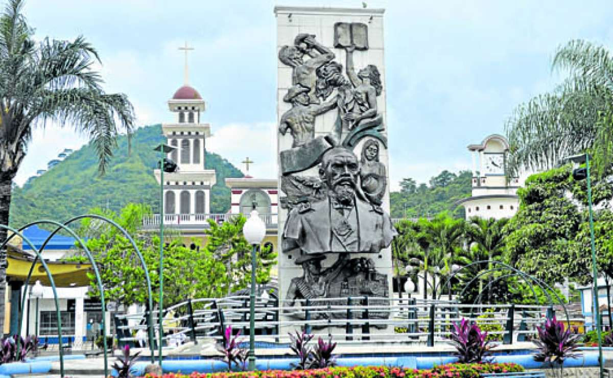 En el parque central del cant&oacute;n se levanta un busto en honor al General Eloy Alfaro Delgado. Es un sitio muy visitado por los turistas y de reuni&oacute;n de habitantes para la recreaci&oacute;n. Foto: Rodolfo P&aacute;rraga / El Tel&eacute;grafo