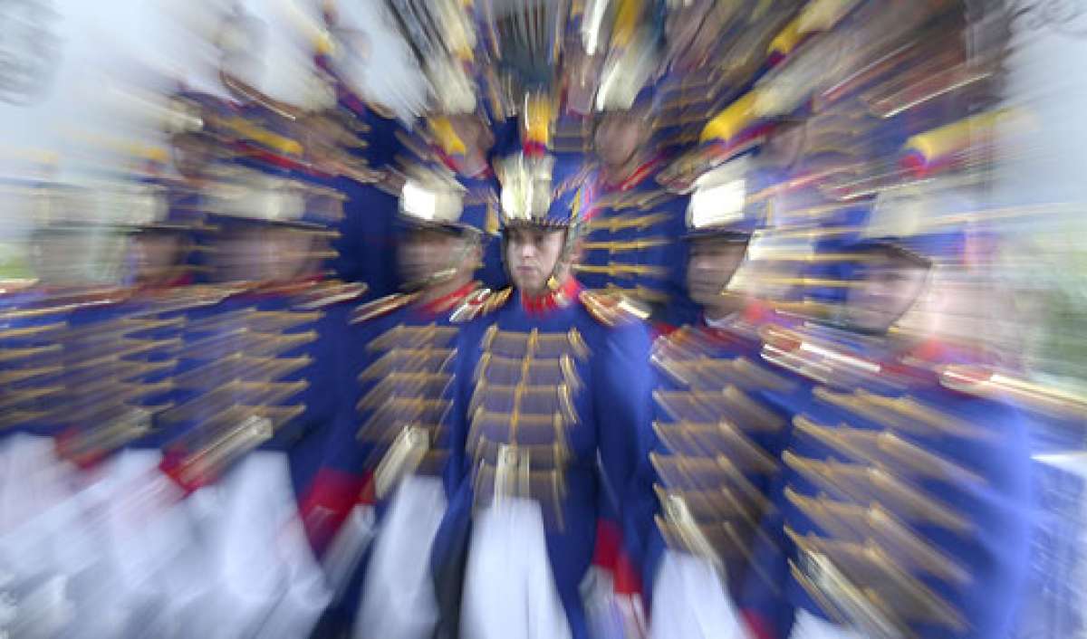 Una imagen desde las campanas del Palacio de Carondelet, en donde se puede apreciar a los granaderos de Tarqui, quienes con sus lanzas resguardan el Palacio, minutos antes de que empiece la ceremonia de cambio de guardia.