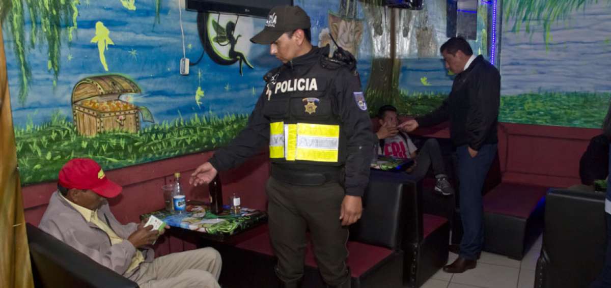 En los operativos se verifican los permisos de funcionamiento de los locales de alojamiento y los documentos personales de clientes y trabajadoras.