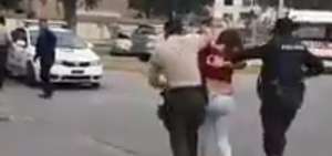 Agentes de la Polic&iacute;a durante la detenci&oacute;n a las personas que provocaron esc&aacute;ndalo en un hospital.